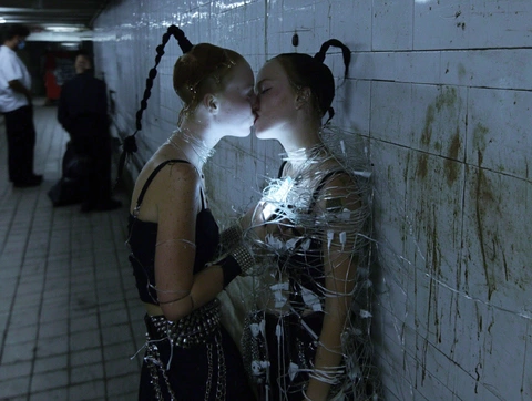 A kiss in an underpass